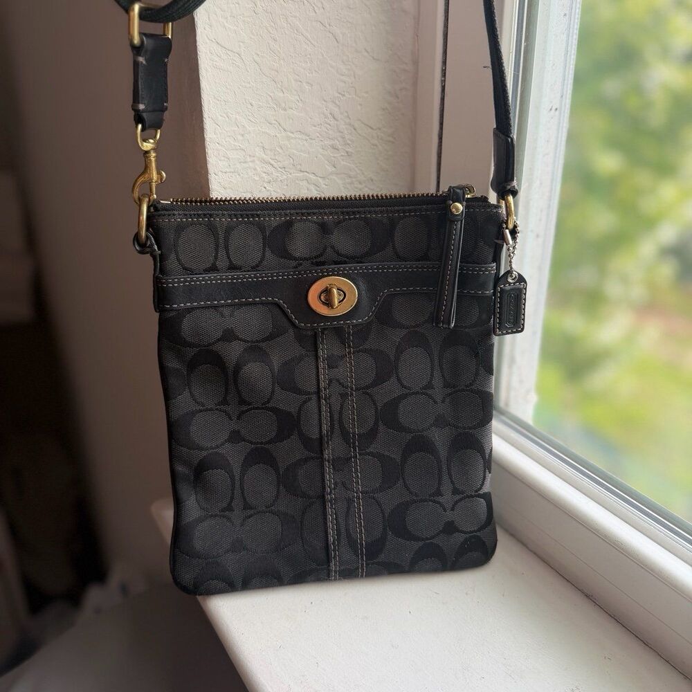 Coach Signature Collection Hamptons Swingpack Crossbody Shoulder Bag